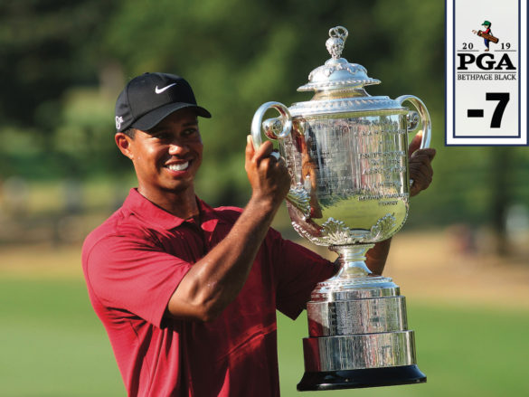 Tiger Woods con il Wanameker Trophy del PGA Championship, nel 2007