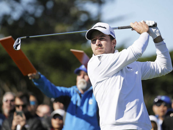 Nick Taylor impegnato sul percorso di Pebble Beach nell'AT&T Pro-Am