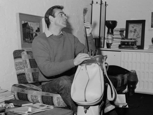 Sean Connery in una foto del 1962, mentre prepara la sacca da golf nella sua casa di Londra