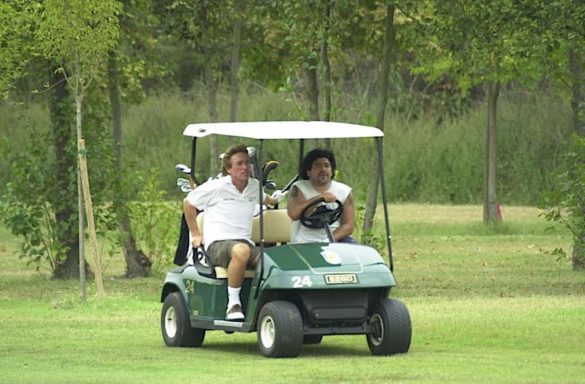 Diego Armando Maradona con Massimo Bonini sul percorso dell'Adriatic Golf di Cervia